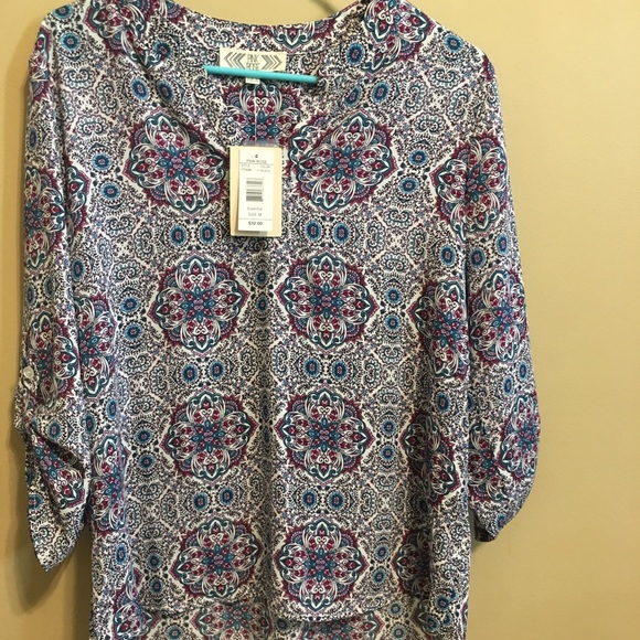 2 Medium Blouses - Picture 3 of 7